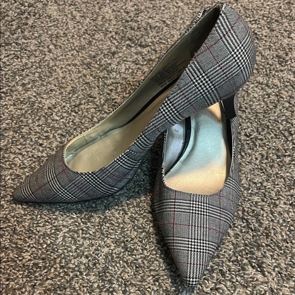 Croft & Barrow Women's Checkered Heels - Gray and Red Z9 - Picture 13 of 14